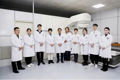 一面錦旗表謝意！七旬老人罹患肺癌 市二院放療科精準(zhǔn)施治為她帶來生的希望1759.png