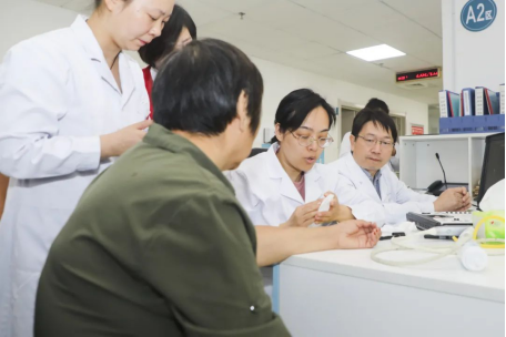 河南省人民醫(yī)院血液凈化中心副主任馬旭團(tuán)隊(duì)到我院開(kāi)展義診、授課活動(dòng)258.png