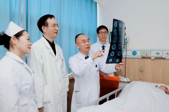 守護(hù)生命中樞 領(lǐng)跑學(xué)科發(fā)展 ——記河南省臨床重點專科、市第二人民醫(yī)院神經(jīng)外科709.png